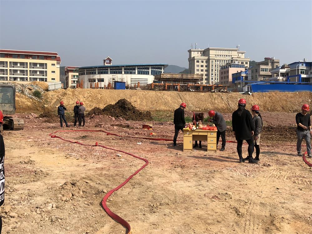 祝賀福建易順建筑工程有限公司承建的松溪縣工農路農貿市場及安置房綜合體項目工程開機儀式
